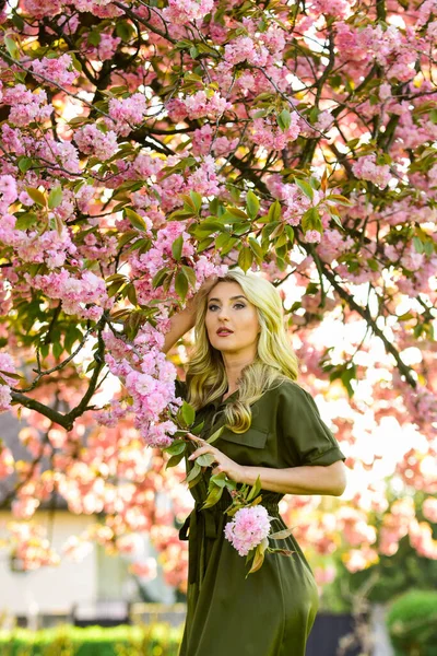 Cerisier. Arôme floral. Les fleurs rendent toujours les femmes heureuses. Bonne journée de printemps. Parfum et cosmétiques. Symbole printemps. Fille profiter sakura dans le jardin. Repos détente et vacances. Floraison printanière — Photo