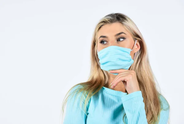 Fêmea loira usar máscara médica no rosto. mulher em forma usar máscara protetora. protecção da saúde do coronavírus. menina em máscara respirador isolado em branco. a praticar desporto durante a quarentena. espaço de cópia — Fotografia de Stock