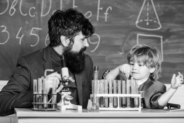 Terug naar school. vader en zoon op school. school jongen wetenschapper studeren wetenschap. Kleine Kid leer chemie in school laboratorium. leraar man met kleine jongen. U hoeft niet te wachten — Stockfoto