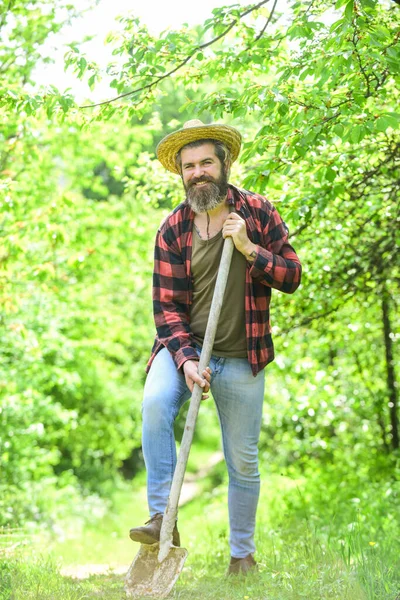 Arbeta i en trädgård. Härlig vårdag. Plantera träd i trädgården. Trädgårdsredskap. Man gräver jord med metallspade. Trädgårdsodlingskoncept. Jorden förbereder sig för plantering på våren. Jord dag — Stockfoto