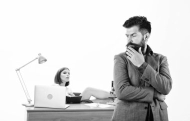 Meşgul adam. Kendine güvenen bir iş adamı ve güzel bir sekreter. Sakallı adam arka planda çalışan seksi kadına bakıyor. İş hayatında uzun sakallı, kaba, beyaz bir adam iş arkadaşıyla takılıyor.