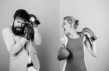 Karmaşık ilişkiler. Birkaç romantik ilişki. Erkek ve kadın boks dövüşü. Boksörler eldivenlerle dövüşüyor. Zorlu ilişkiler. Birbirlerine aşık bir çift boks yapıyor. Çatışma konsepti. Aile hayatı