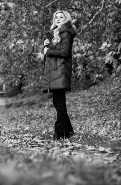 Herkesin giymesi gereken ceketler. Alınabilecek en iyi kaban. Ne kadar seçici bir ceket. Puffer moda konsepti. Profesyonel stilist tavsiyesi. Sonbahar parkında şık sarışın kız yürüyüşü. Kadın kalın bir ceket giyiyor.