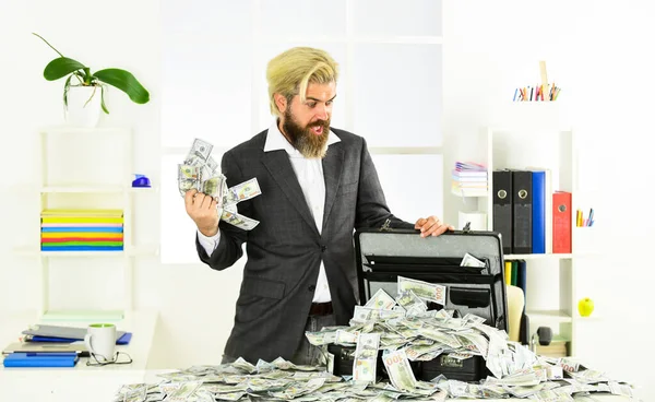 Financiële prestatie. Witwassen van geld. Zakelijke uitdagingen. Boekhouding en bankwezen. Financieel succes. Belastingdienst. Financieel expert. Belastingen. Illegale winst. Man met aktetas vol geld. — Stockfoto