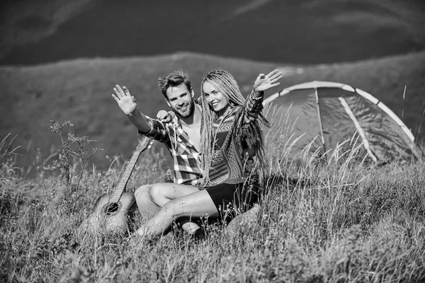 Kärlek i blicken. par förälskade tillbringa fritid tillsammans. Västra camping. Vandring. vänskap. Lägereldsånger. Män spelar gitarr för tjejer. Glad vän med gitarr. countrymusik. romantisk dag — Stockfoto