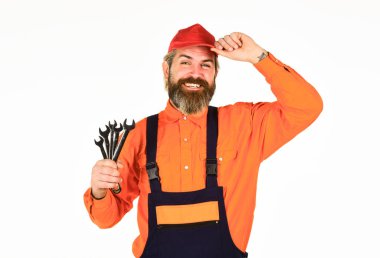 Anahtar aracı sıkılaştırıcı detayları düzeltiyor. Profesyonel aletler. Değiştirme parçaları. Anahtar gereçleri. Otomotiv Teknisyenleri ve Tamircileri. Adam anahtar aletlerini tutuyor. Sorunu doğru ve hızlı bir şekilde teşhis et