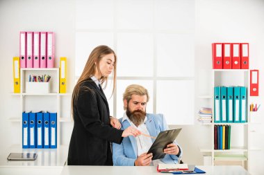 Patron ve çalışan. İşadamı, sekreterle birlikte çalışıyor. Modern ofis hayatı. Yöneticisi erkek olan CEO kadın. Zor bir gündü. İyi iş ortakları. ortaklık ve işbirliği