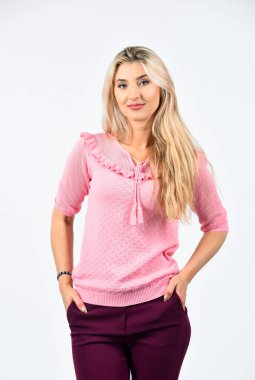 Kadın moda tarzı. Uzun sarı saçlı güzel bir kadın. Seksi kız güzel kıyafetler giyer. güzellik ve moda konsepti. Beyaz tenli bir kadının güzelliği. Sıradan ve günlük tarz.