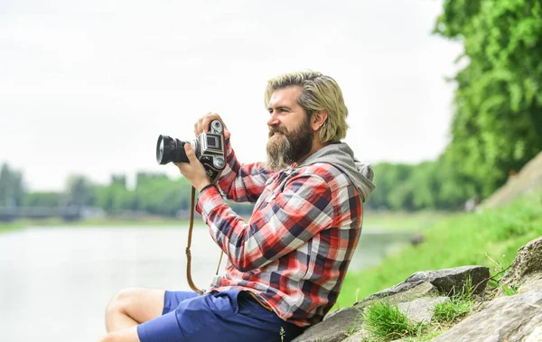 Passer du temps insouciant. homme hipster avec barbe utiliser un appareil photo professionnel. photographe appareil photo rétro. journaliste est ma carrière. journaliste faire une photo. Caméra vintage. capturer ces souvenirs. Appareil photo reflex — Photo