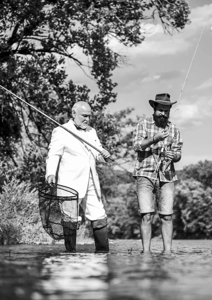 Amigos a pescar. Pesca como férias. Pescador em processo formal. Captura bem sucedida. Homem barbudo elegante e pesca hipster brutal. Fim de semana perfeito. Hobby e recreação. Dia da família. Férias — Fotografia de Stock