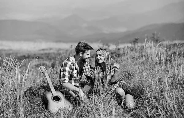 Nunca chato. amizade. canções de fogueira. Os homens tocam guitarra para rapariga. casal apaixonado passar tempo livre juntos. amigos felizes com guitarra. Acampamento ocidental. caminhadas. música country. data romântica — Fotografia de Stock