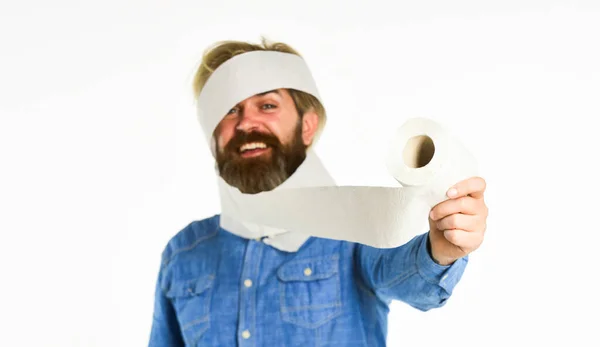 O Hipster Guy está a divertir-se. Resistência à suavidade e absorvência. Evite o armazenamento de papel higiênico. Falta de bens. Falta de papel higiénico do Coronavirus. Bens essenciais. Consumismo. Homem segurar papel higiênico — Fotografia de Stock