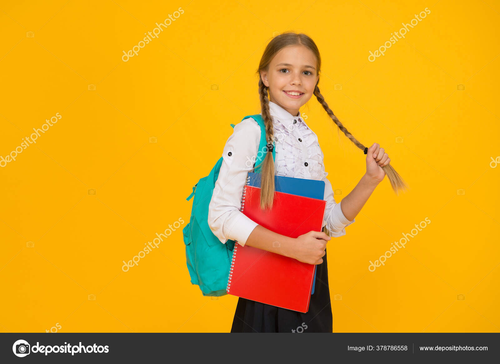 Colegiala en uniforme escolar con mochila escolar colegiala estudiante  adolescente sostiene mochila sobre fondo amarillo aislado