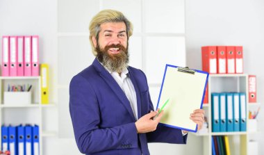 Sunum yap. Girişim kaynak planlaması. Erp danışmanı not alıyor. Şirket yöneticisi belgelerle çalışıyor. Ceketli adam ofis dosyasını tutuyor. İş istihbarat analisti. Boşluğu kopyala
