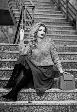 Dinlenmek için zaman ayırıyorum. Sıradan stil öğrencisi. Sonbahar sezonu. Uzun sarı saçlı kız merdivenleri. Etek ve kazak giyen kız. Pileli trend. Kadın güzeli. Moda modeli. Sonbahar kadını, açık havada kıvırcık saçlı.