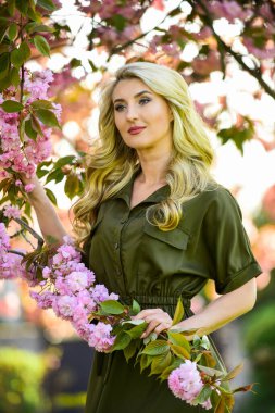 Mutlu bahar günleri. Parfüm ve kozmetik. Bahar sembolü Kız bahçedeki sakuranın tadını çıkarıyor. Dinlen ve tatil yap. Bahar çiçeği. Kiraz ağacı. Çiçek aroması. Çiçeklerin kadınları neden her zaman mutlu ettiğini.