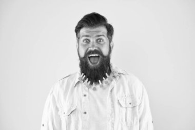 Kendinden emin ve yakışıklı. Adam sakallı mandal. Vahşi erkek, sakalına kalpler takmış. Sakallı adam gündelik tarzda. Yıkandıktan sonra çamaşır. Berber dükkanında saç kurutma. Kuaför konsepti