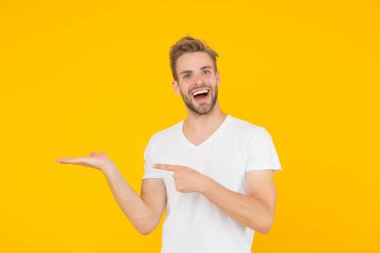 Neşeli adam, fotokopi uzayı göster. Erkekler için ürün tanıtımı. Ürün piyasaya sürülüyor. Adam ürün öneriyor. Reklam reklamı. Terfi konsepti. Şuna bir bak. Ürün sunumu