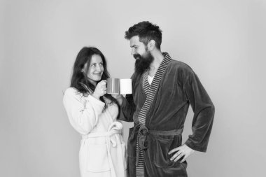 Birlikte daha lezzetli. Kahve bizim geleneğimiz. Erkek ve kadın birlikte mutlu. Aile gelenekleri. Rahat bornozlu çift, tembel hafta sonunun tadını çıkarıyor. Kahve içiyorum. Evde kahve yapıyorum. Sıcak içecek.