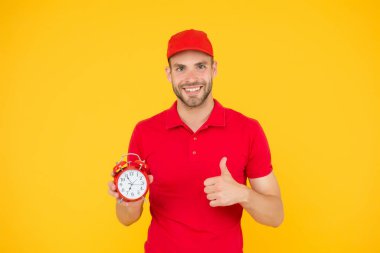 Dakiklik ve dakiklik. Teslimat zamanı. Saati olan bir kurye. Teslimatçı saat tutuyor. Nakliye servisi. Postane. İnternetten alışveriş. Kararlaştırılan zamanda teslim edilecek. Zamanlama garantisi