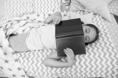 Keşke gerçek bir hikaye olsaydı. Kız yatağında kitap okuyordu. Yatak odasında güzel vakit geçiriyoruz. Uzun saçlı tatlı pijamalı kız rahatla ve kitap oku. Sihirli aşk hikayesi hakkında bir kitap. Favori peri masalı