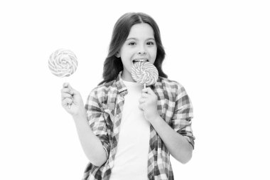 Günde bir lolipop dinlenmene ve oynamana yardımcı olur. Mutlu kız beyaza izole edilmiş lolipopun tadını çıkarıyor. Küçük çocuk lolipopu yalıyor. Çubuğun üzerindeki renkli lolipopun tadını çıkarıyorum. Sağlıksız yiyecekler. Tatlı ikram. Şekerci