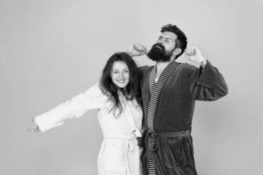 İyi hissediyorum. Birbirine aşık çiftler rahatlamanın tadını çıkarır. İyi sabahlar. Tatil burada başlıyor. Uykulu adam ve kadın birlikte mutlular. Aile gelenekleri. Rahat bornozlu çift, tembel hafta sonunun tadını çıkarıyor. Spa ve rahatla