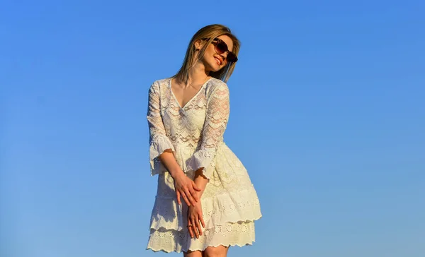 Una chica emocional. Chica feliz vestido blanco no dude en. Fiesta de verano. Día soleado. Chica despreocupada. Libertad. Impulsividad y facilidad. Concepto de naturalidad. Bailarina. Salud mental. Chica azul cielo fondo — Foto de Stock