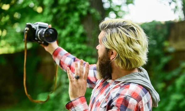 Diese Erinnerungen einfangen. Spiegelreflexkamera. Hipster-Mann mit Bart benutzt professionelle Kamera. Selfie-Zeit. Fotograf halten Retro-Kamera. Journalist ist meine Karriere. Reporter machen Foto. Oldtimer-Kamera — Stockfoto