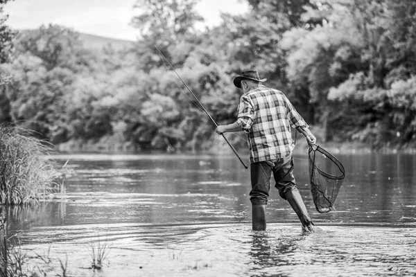 La felicidad está en tu mano. Hombre mayor pescando peces. Hombre maduro pescando. Pescador retirado. Pescador con caña de pescar. Actividad y hobby. Pesca de agua dulce lago estanque río. Ocio masculino — Foto de Stock