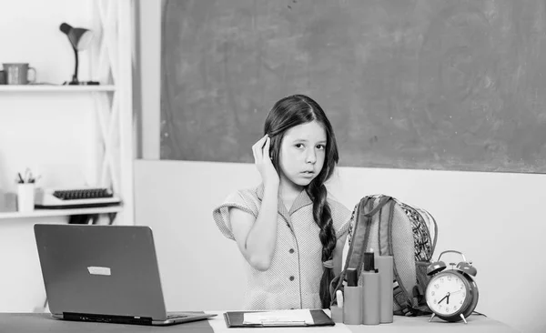 Estudar online. Alarme de aula. conceito de ensino em casa. Bom dia. menina na sala de aula com relógio esperar para o fim do dia. aluna menina pequena com computador. Use a nova tecnologia. de volta à escola. Educação online — Fotografia de Stock