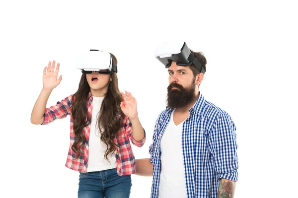 Tatăl și fiica în ochelari VR. Copilul uimit cu tata folosește tehnologia modernă. inovație digitală viitoare. tati arată fetiță realitate virtuală. Imaginaţie bogată. Grija pentru viitorul ei — Fotografie, imagine de stoc