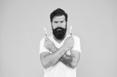 Diş ağrısı yok. Sakallı adam diş fırçası tutuyor. Diş fırçalı hippi. Diş bakımı. Ağız temizliği. Diş bakımı. Taze nefes. Dişleri koruyorum. Dişlerine dikkat et.