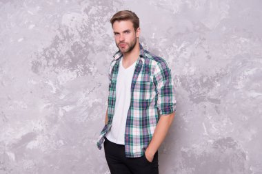 Sıradan davran. Sıradan tarzda yakışıklı bir adam. Traşsız bir adam sıradan kıyafetler giyer. Erkekler için günlük kıyafet dolabı. Erkek giyim mağazası. Moda ve tarz. Günlük giysiler.