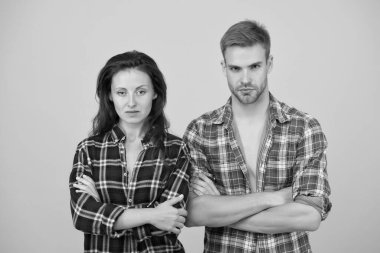 Takım çalışması kavramı. Ciddi bir adam ve elleri çapraz olan kendine güvenen bir kadın. Biz iyi bir takımız. Kanlı canlı bir ortaklık. Esas adam kim? Country müzik konsepti. elleri çapraz olan hippi çift.