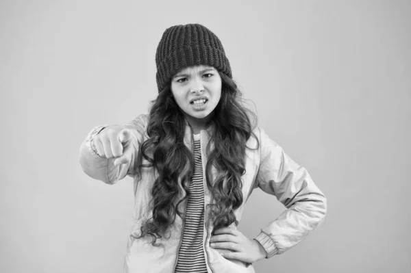 Šikana a hanba. Malá dívka zimní oblečení růžové pozadí. Dětský koncept. Emocionální dívka dlouhé vlasy pletený klobouk. Dospívající dívka ležérní styl. Emoční nálada. Prevence šikany. Ukazují na tebe — Stock fotografie