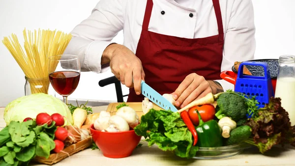 Chef koken voedsel snijden paddestoel. Maaltijdbereidingsconcept. — Stockfoto