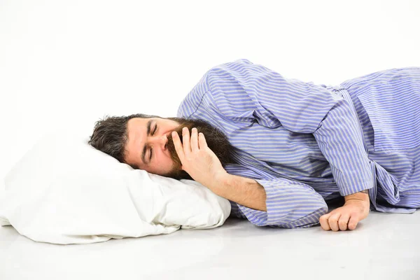 Homem de roupão de banho dormir, cochilar, descansar, relaxar, fundo branco . — Fotografia de Stock