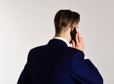 Teknoloji ve insan konsepti. Cep telefonuyla konuşan adam.