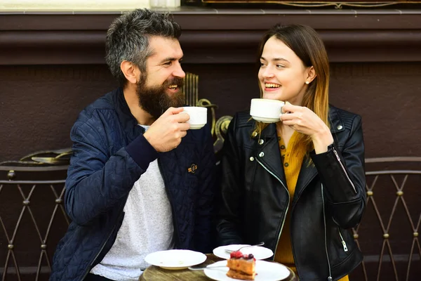 Mujer y hombre con caras sonrientes tienen cita en la cafetería . —  Fotos de Stock