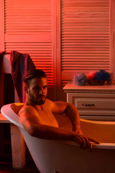 Sex- und Erotikkonzept: Mann im Badezimmer mit romantischer Atmosphäre — Stockfoto