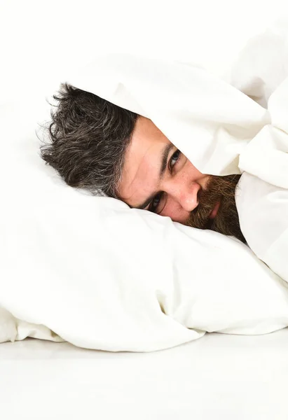 Kerel met baard huiden gezicht onder deken — Stockfoto