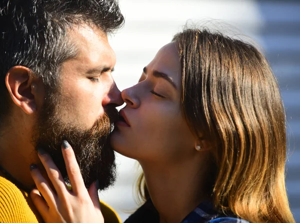 Un cuplu îndrăgostit se sărută. Bărbat și femeie cu fețe de vis — Fotografie, imagine de stoc