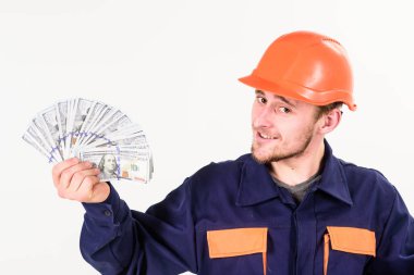 Beyaz arka planda şapkalı, gülen yüzlü bir tamirci..