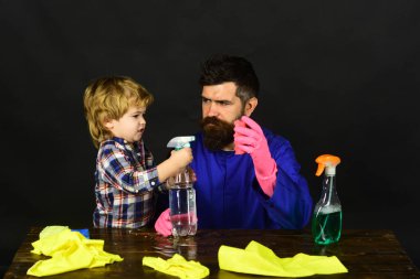 Çocuk temizlik spreyi tutuyor ve babası sünger tutuyor..