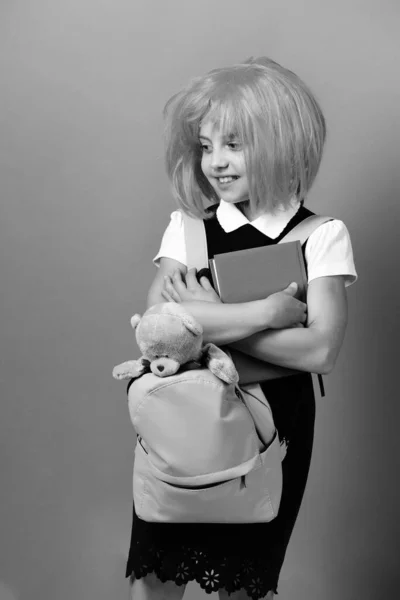 Επιστροφή στο σχολείο και την εκπαίδευση έννοια. Κορίτσι του σχολείου με χαμόγελο — Φωτογραφία Αρχείου