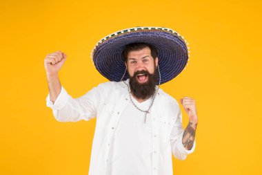 Ulusal tatiller. Meksika kutlaması. Meksika 'ya git. Meksikalı şapkalı adam. Partideki neşeli adam havasında. Yaz festivali. Meksika şapkası şapkası. Mutlu bir şenlik kıyafeti. İspanyol kostümü