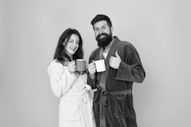 Neşeli bir çift. Çiftler hafta sonunun tadını çıkarır. Sadece dinleniyorlar. Sabah uykusunu iç. Erkek ve kadın birlikte mutlu. Aile geleneklerimizi seviyorum. Günlük hayat ve rutin. İlişkileri ısıt