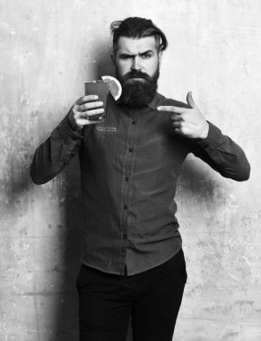 Vahşi hippi elinde tropik alkolik taze kokteyl tutuyor.