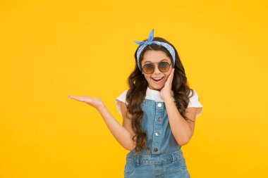 Yaz alışveriş satışları. Çocuğu iğnele. Mutlu çocuklar günü. Sarı arka planda neşeli bir klasik kız. Küçük güzellik ürünü. Eski moda tarzına bayılıyorum. yaz tatili